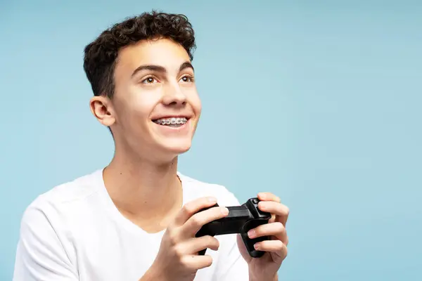 Sonriente Chico Atractivo Con Frenos Sostiene Usando Consola Jugando Videojuego —  Fotos de Stock