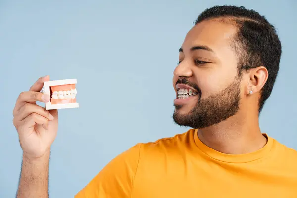 Uomo Sorridente Afro Americano Con Apparecchio Che Guarda Muffa Dentale — Foto Stock