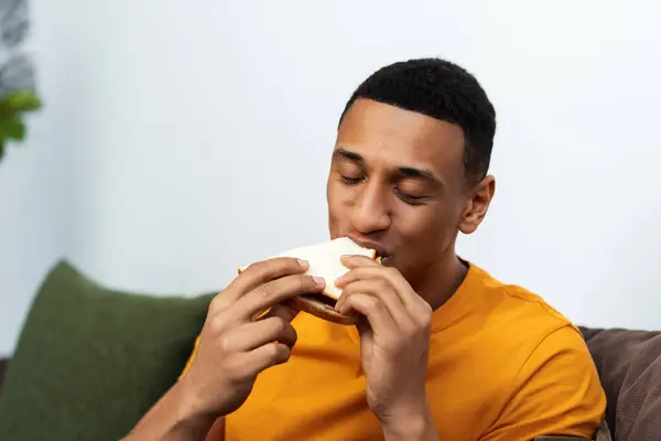 Portrait Afro Américain Confiant Tenant Sandwich Savoureux Prenant Petit Déjeuner — Photo