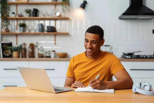 Glad Attraktiv Afroamerikansk Man Frilansare Arbetar Använder Laptop Anteckningar Attraktiv — Stockfoto
