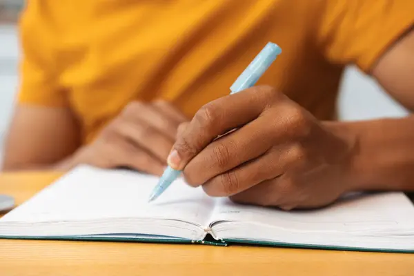 Afroamerykanin Trzyma Długopis Robi Notatki Siedząc Przy Stole Selektywnie Skupia — Zdjęcie stockowe