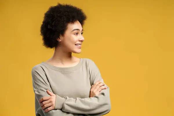 Beautiful Smiling Young African American Woman Curly Hair Arms Crossed — Stock Photo, Image