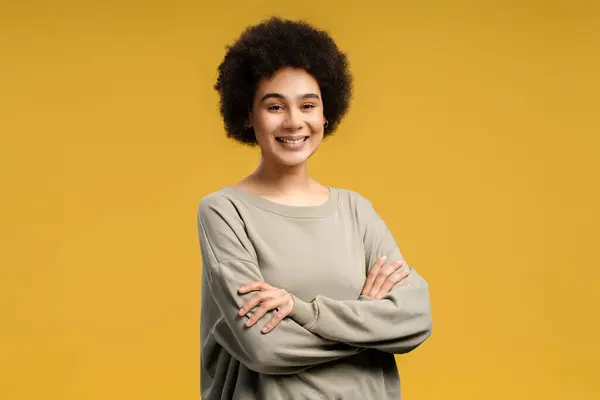 Cute Smiling African American Woman Hipster Curly Hair Arms Crossed — Stock Photo, Image