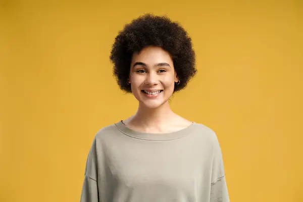 Happy Beautiful Cute African American Woman Curly Hair Looking Camera — Stock Photo, Image