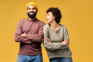 Çekici, Afro-Amerikan çift, kollarını kavuşturup kameraya bakan şık hippiler. Sarı arka planda tek başına duran kendine güvenen arkadaşlar. Aşk kavramı, ilişki