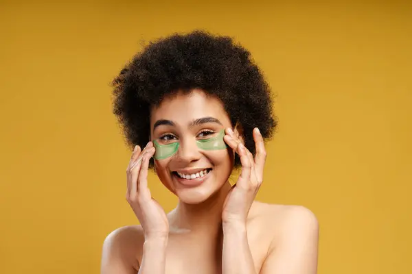 Krásná Usmívající Mladá Afroameričanka Páskou Přes Oko Při Pohledu Detailní — Stock fotografie