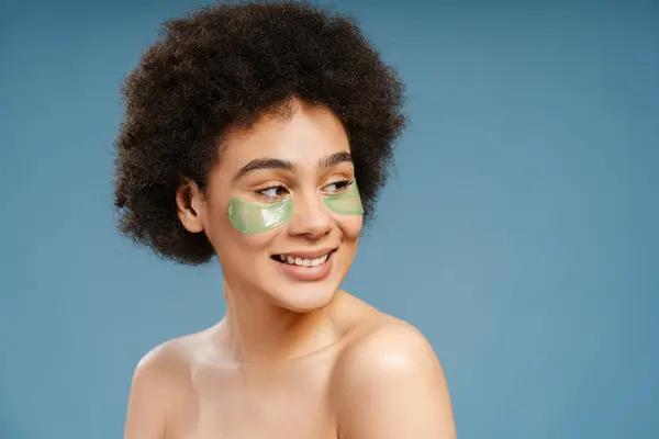 Krásná Usměvavá Módní Afroamerická Modelka Žena Kudrnatými Vlasy Páskami Přes — Stock fotografie