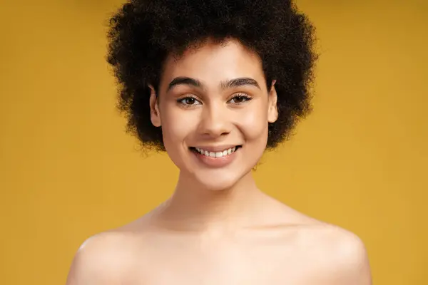 Atraktivní Sexy Smyslná Afroamerická Mladá Žena Usmívající Kamery Krásný Ženský — Stock fotografie