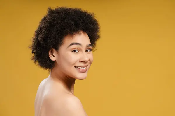 Roztomilá Krásná Afroameričanka Kudrnatými Vlasy Dívající Kamery Atraktivní Módní Model — Stock fotografie