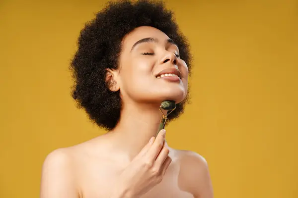 Veselá Šťastná Afroameričanka Provádějící Masáž Šíje Zavřenýma Očima Módní Model — Stock fotografie