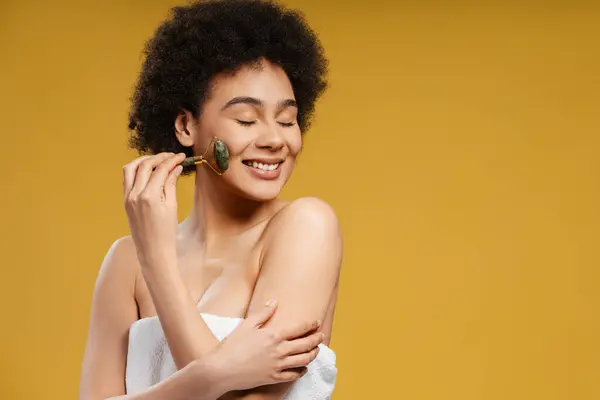 Šťastná Mladá Afroameričanka Bílém Ručníku Sprše Dělá Masáž Obličeje Pomocí — Stock fotografie