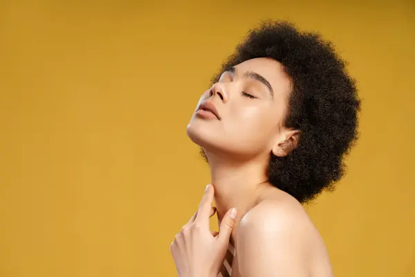 Atraktivní Smyslná Mladá Afroameričanka Kudrnatými Vlasy Která Sexuálně Dotýká Svého — Stock fotografie