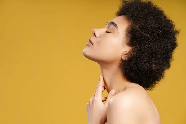 Sexy Krásná Afroamerická Mladá Žena Dotýkající Jejího Krku Zavřenýma Očima — Stock fotografie