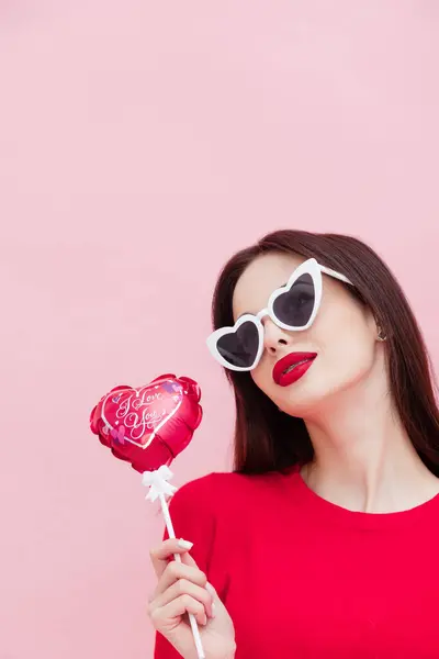 Vertical View Brunette Sensual Lady Wearing Sunglasses Holding Little Balloon — Stock Photo, Image
