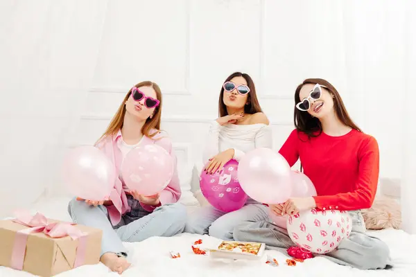 Mulheres Multirraciais Bonitas Felizes Vestindo Óculos Sol Elegantes Sentados Cama — Fotografia de Stock