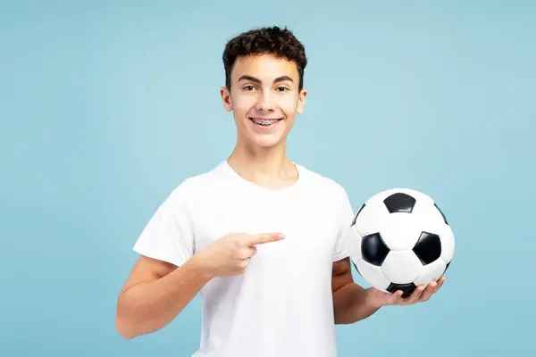 Jugador Fútbol Adolescente Guapo Confiado Con Aparatos Ortopédicos Que Sostienen —  Fotos de Stock