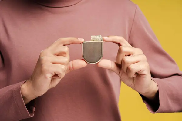 Adam Implante Edilebilir Kardiyoverter Defibrilatörü Gösteriyor Yakın Plan Izole Edilmiş — Stok fotoğraf