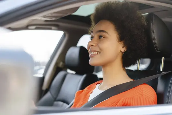 Femme Souriante Conduisant Une Voiture Joyeux Jeune Afro Américaine Heureuse Photo De Stock