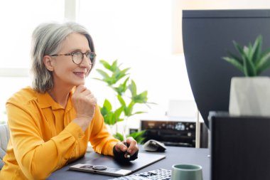 Modern ofiste çalışan, gülümseyen, grafik tasarımcı, editör, rötuş makinesi. Teknoloji, başarılı iş konsepti