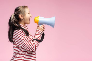 Megafon kullanan ve pembeleşmiş bir şekilde duyuru yapan Asyalı güzel bir kızın yan görüntüsü. Uzayı kopyala Alışveriş, satış konsepti. Reklam.