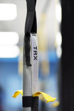 TRX egzersiz ekipmanları spor salonunda asılı, seçici odaklanma. Spor anlayışı, sağlıklı yaşam tarzı, reklam
