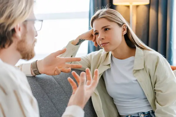 Bir psikologla terapide olan kadın, destekleyici bir ortamda stres, endişe ve depresyon gibi akıl sağlığı sorunlarını tartışıyor. Ruh sağlığı konsepti