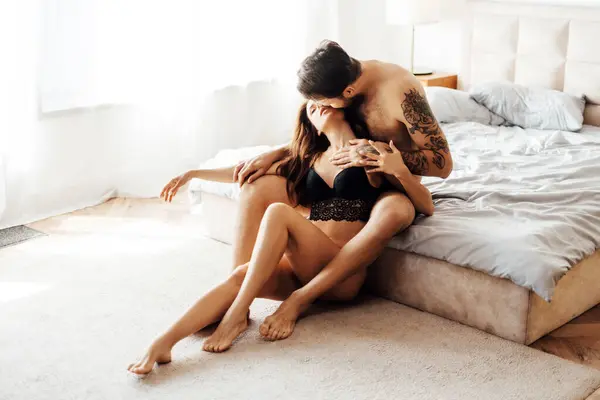 Tutkulu sakallı genç adamın portresi tutkuyla öpüşüyor ve yatak odasında kız arkadaşını kucaklıyor. Cinsellik, tutku konsepti