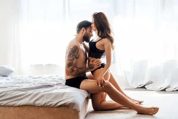 Seksi, çıplak, gülümseyen bir çift yatak odasında samimi anlar paylaşıyor. Cinsellik, tutku konsepti
