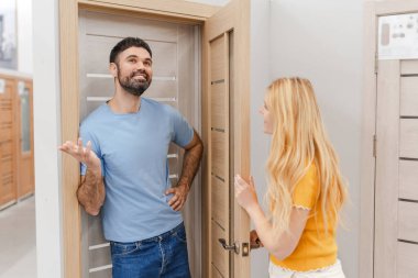 Hırdavatçıdan alışveriş yaparken iç kapı alan evli çiftin portresi.