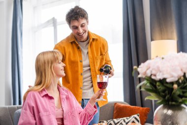 Genç çift evde romantik bir akşam yemeği yiyor, içkileri dolduruyor ve mahrem anlarını paylaşıyor, birlikteliklerini kutluyor. Romantik yemek konsepti