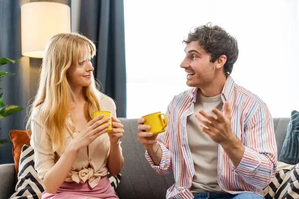 Genç çift evde rahatlatıcı bir sabah geçiriyorlar, kahkahalarla gülüyorlar ve kahvelerinin tadını çıkarırken sohbet ediyorlar. Sabah konsepti