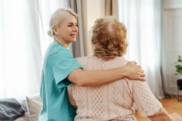 Sarışın genç hemşire yaşlı bir kadını kollarıyla rahatlatıyor, ikisi de gülümsüyor ve birbirlerine bakıyor, sarılıyorlar. İlişki kavramı