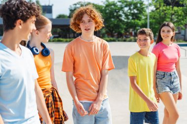 Güzel, pozitif gülümseyen çok ırklı üniversite öğrencileri şehir sokaklarında birlikte yürüyorlar. Şık, otantik gençler buluşuyor, konuşuyor, iletişim kuruyorlar. Arkadaşlık kavramı