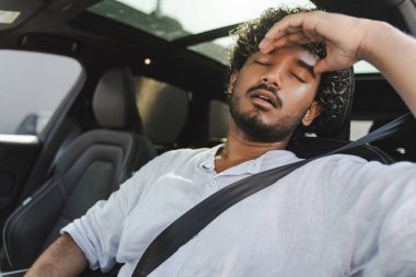 Kendini kötü hisseden genç bir işadamı arabasını sürüyor. Yorgunluk, hastalık ve rahatsızlık belirtileri gösteriyor. Direksiyondayken baş ağrısı ya da baş dönmesi ile boğuşuyor gibi görünüyor.