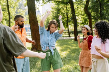 Güneşli bir yaz gününde beş genç arkadaş şehir parkında neşeyle dans ediyor. Kutlama için kollarını kaldırıp gülüyorlar. Kaygısız enerji yayan çeşitli bir grup. Birliktelik ve dostluğun simgesi.