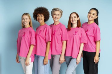 Farklı yaş ve etnik kökenlere sahip beş farklı kadın, pembe kurdeleli pembe t-shirtler giyerek bir araya gelerek, onların birlik ve göğüs kanseri farkındalığını sembolize ediyor.