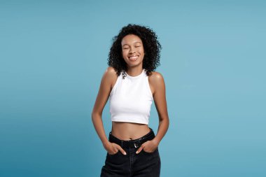 Stüdyoda el ele tutuşan, gözleri kapalı, mutlu, Afro-Amerikan bir kadının portresi. Reklam, alışveriş konsepti