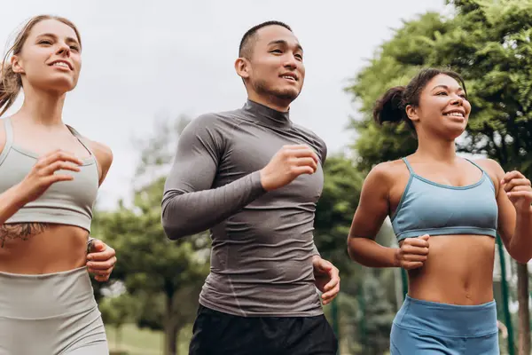 Çeşitli gülümseyen, şık spor giysiler giyen, sokakta ve dışarıda antrenman yapan koşucular. Egzersiz yapan sporcular. Motivasyon, aktif sağlıklı yaşam tarzı konsepti