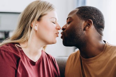 Romantik çok ırklı çiftin portresi. Kapalı gözleri öpecek, evde dinlenecek.