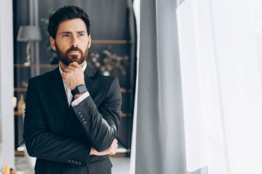 Düşünceli, ciddi, çekici iş adamı, şık giyinmiş İspanyol adam, başka yere bakıyor, kopyalama alanı. İş konsepti