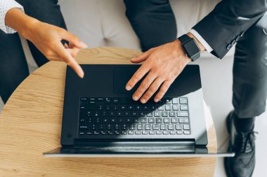 Üst görünüm, iş adamları planlama projesi, klavyede yazan profesyonel metin yazarı, dizüstü bilgisayar. Çevrimiçi teknoloji kavramı