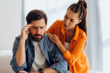 Evde oturup birbirleriyle konuşan üzgün bir Latin çiftin portresi. Güzel bir kadın üzgün sakallı adamı teselli ediyor. İlişki kavramı