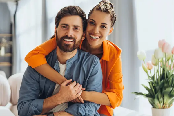 Renkli kıyafetler giymiş, fotoğraf makinesine bakan, birlikte poz veren mutlu İspanyol çiftin portresi. İlişki, reklam kavramı