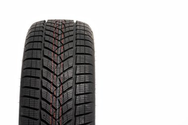 Kar mevsimi için beyaz arka planda yeni kış lastikleri, kavrama ve istikrar sağlıyor. Arabalar, jipler ve kamyonlar için ideal. Kış yolculukları için olmalı.