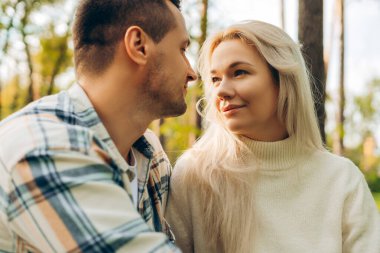 Çekici, güzel çift, çekici kadın ve erkek birbirine bakıyor, dışarıda dinleniyorlar. Aşk, flört konsepti
