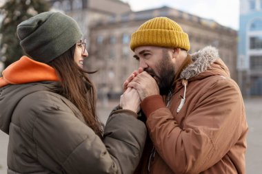 Soğuk bir kış gününde, kalabalık bir şehir meydanında ellerini ısıtan bir adam ve kadın birlikte sevgi ve ilgi anlarını paylaşarak birlikte vakit geçiriyorlar.