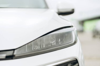 Süper parlak ve modern LED matris lambalarının elektrikli arabasının kesilmiş fotoğrafı. Modern lüks araba