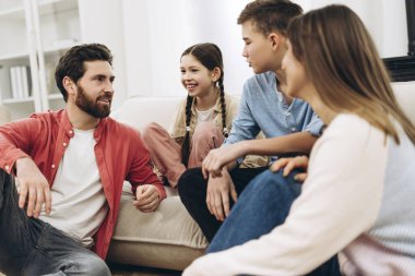 Aile, oturma odasında canlı bir sohbete dalıyor, birlikte kaliteli anları kutluyor ve neşe ve bağla dolu sıcak, sevgi dolu bir atmosferi teşvik ediyor. Aşk konsepti