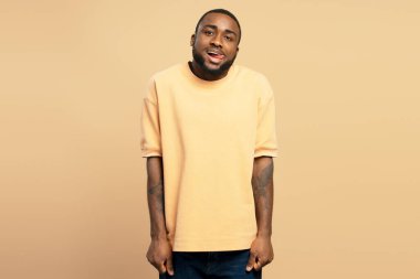 Neşeli bir gencin portresi dilini uzatıyor, komik bir ifade takınıyor ve kameraya bakıyor.