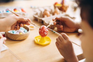 Paskalya kutlaması sırasında tavşan kulağı takarak paskalya yumurtalarını boyamak, birlikte eğlenmek, üst tabaka, ellere özen göstermek. Doğu konsepti